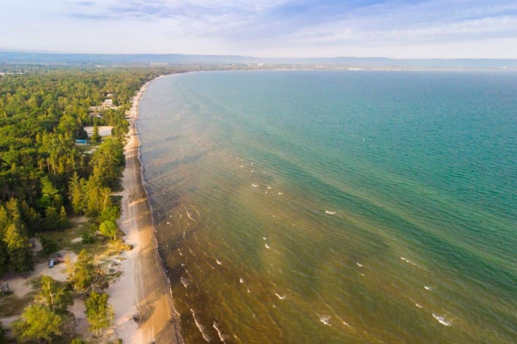 The Longest Freshwater Beach In The World Is 2 Hours From Toronto
